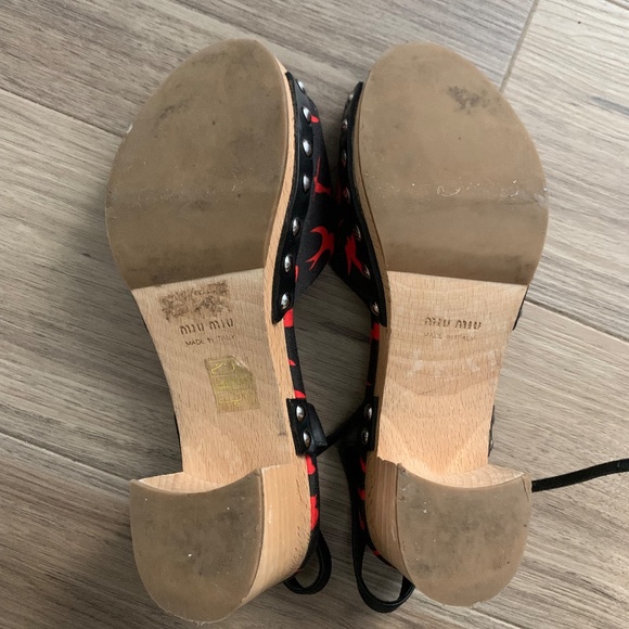 Miu Miu Bird Print Wooden Block Heel Sandals - Picture 4 of 6